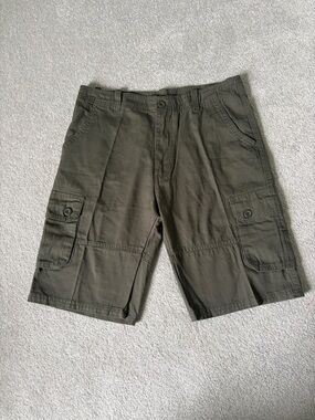 🌸NWOT🌸 Men’s 100% Cotton Army Green Cargo Shorts - Size 34